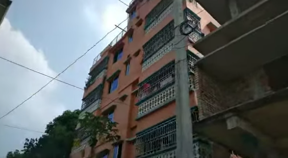নবীনগর গলফ  ক্লাবের পিছনে কুরগাও-এ ৬.৫ শতক জায়গা সহ সাড়ে ৫ তলা বাড়ি বিক্রি হবে। 